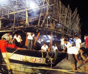 Cứu 32 ngư dân bị nạn trên biển